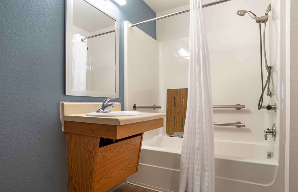 Suite, 1 Double Bed, Accessible Bathtub, Non Smoking | Bathroom | Combined shower/tub, hair dryer, towels, soap
