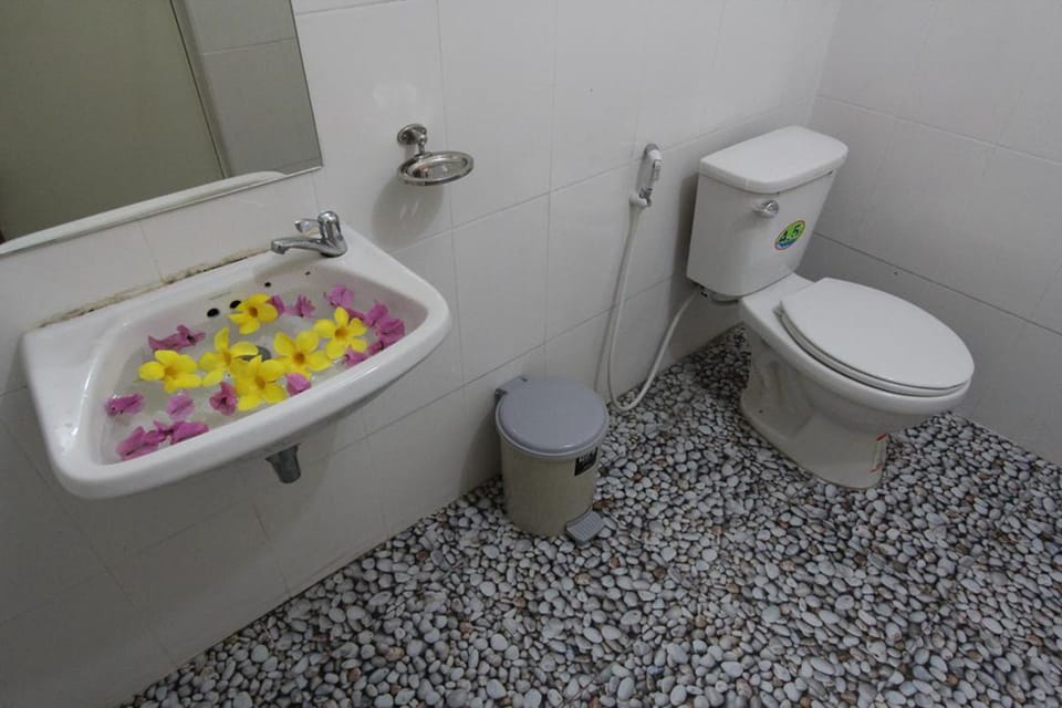 Superior Bungalow with Air-Conditioning | Bathroom | Shower, free toiletries, towels