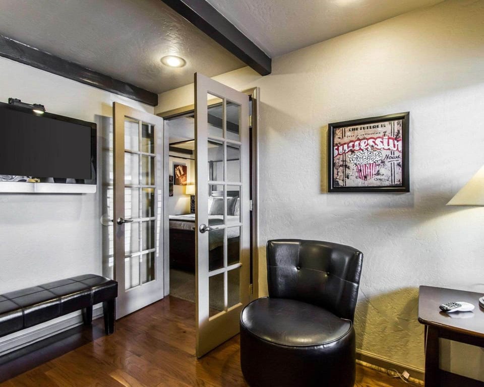 Suite, 2 Queen Beds, Non Smoking | Soundproofing, WiFi (free), bed sheets
