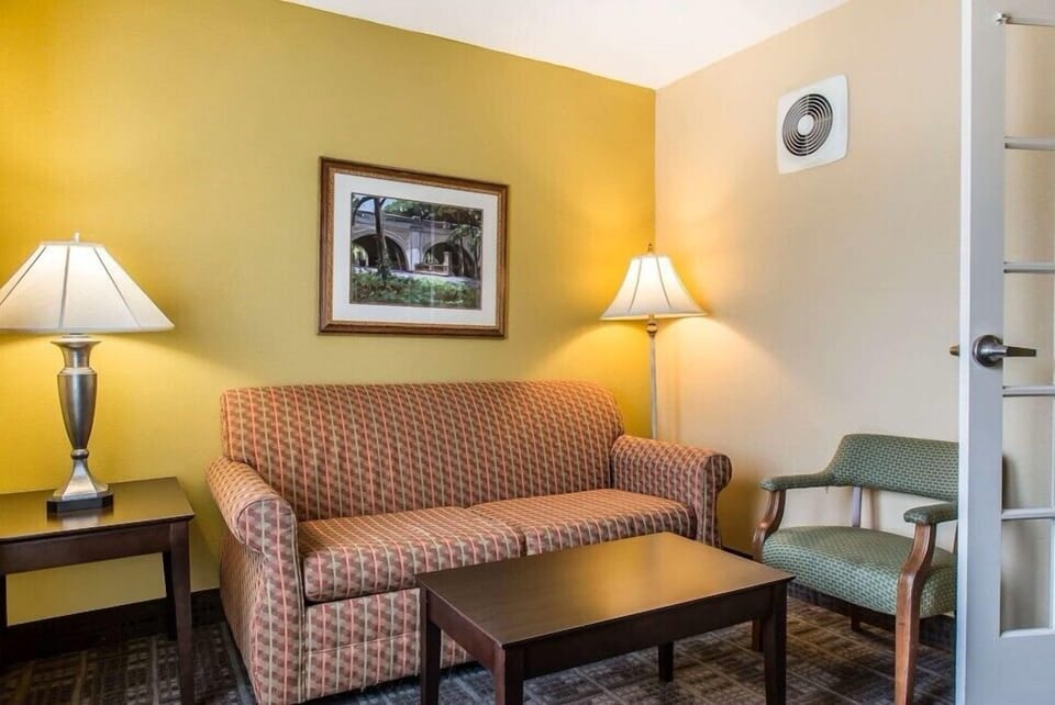 Junior Double Room | Living area | 43-inch TV with satellite channels
