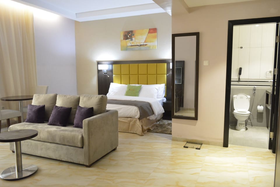 Executive Room, 1 King Bed, City View | Living area | TV
