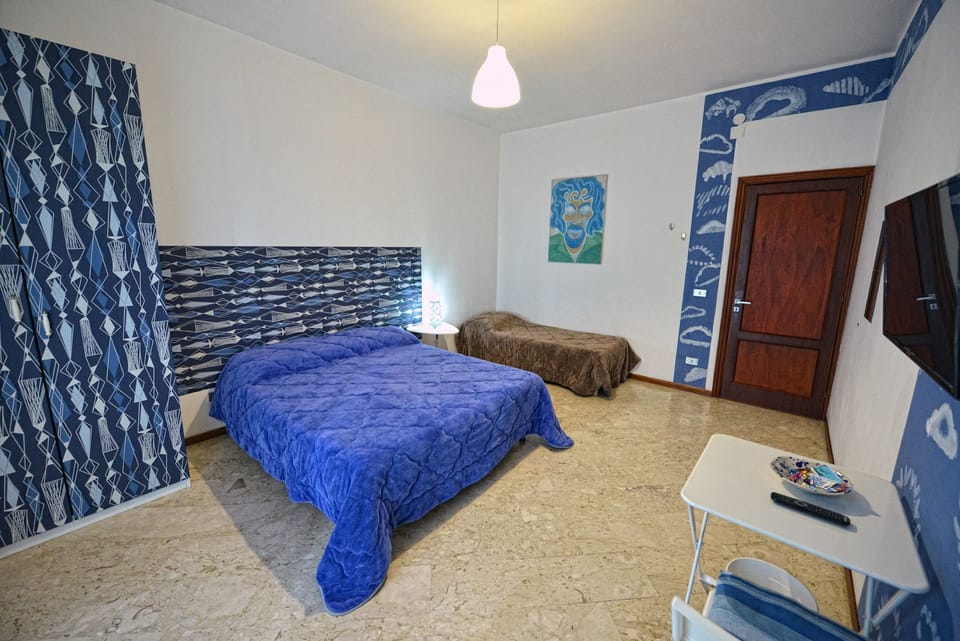 Double Room (Private external bathroom) | In-room safe, desk, soundproofing, WiFi (free)