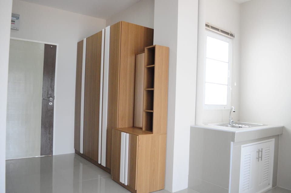 Deluxe Room | Desk, blackout drapes, free WiFi