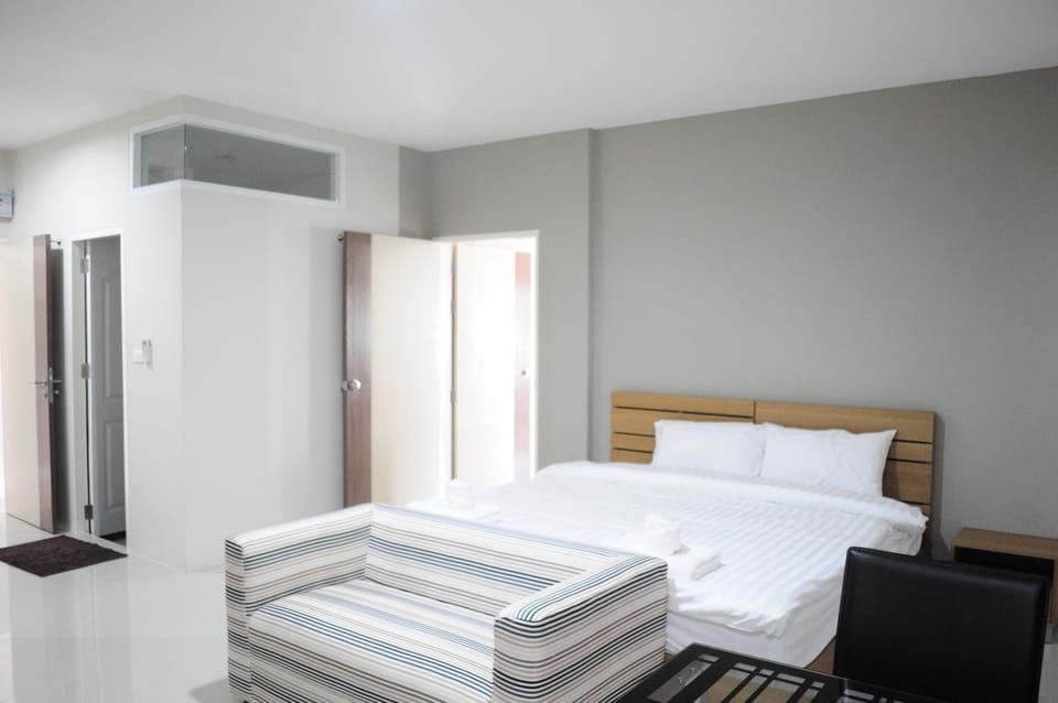 Junior Suite | Desk, blackout drapes, free WiFi