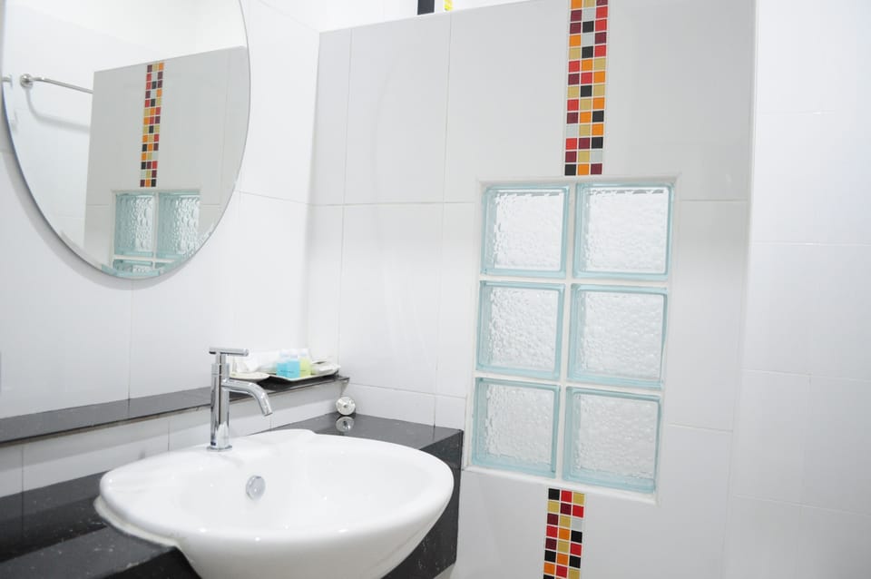 Standard Room | Bathroom | Shower, free toiletries, towels