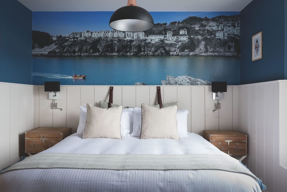Deluxe Room, 1 King Bed | Premium bedding, desk, iron/ironing board, free WiFi