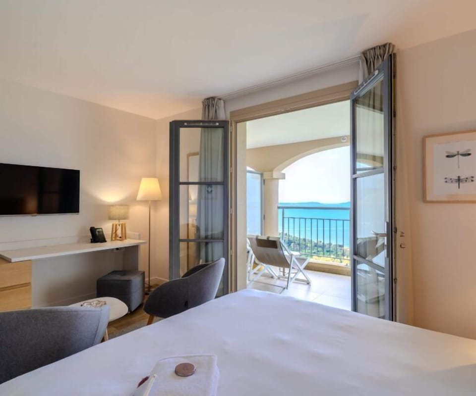 Standard Room, Sea View | Hypo-allergenic bedding, minibar, in-room safe, desk