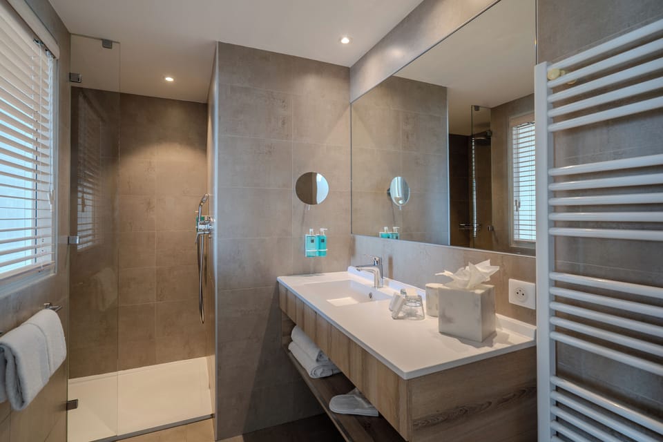 Suite prestige vue mer | Bathroom | Designer toiletries, hair dryer, bathrobes, slippers