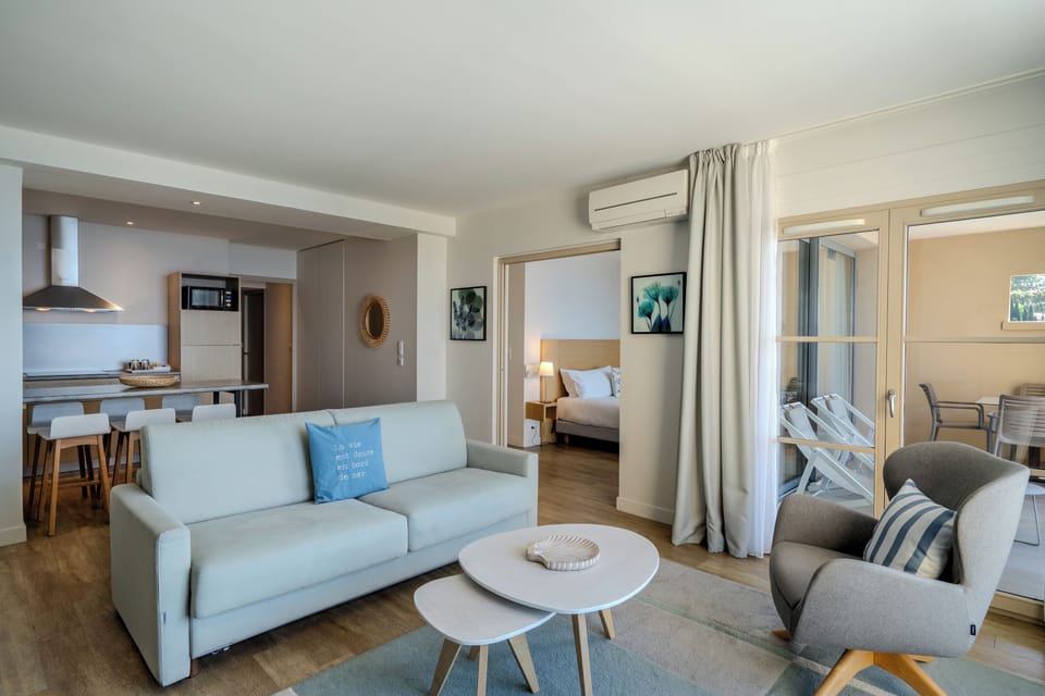 Suite Appartement Sea View | Hypo-allergenic bedding, minibar, in-room safe, desk