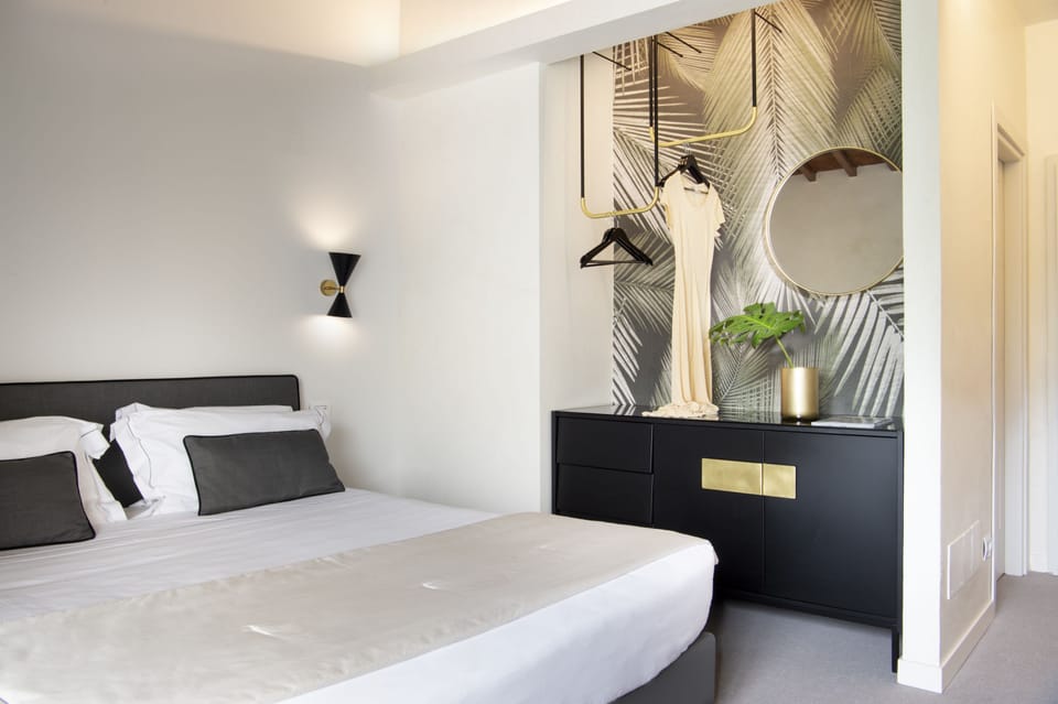 Minibar, in-room safe, desk, free WiFi