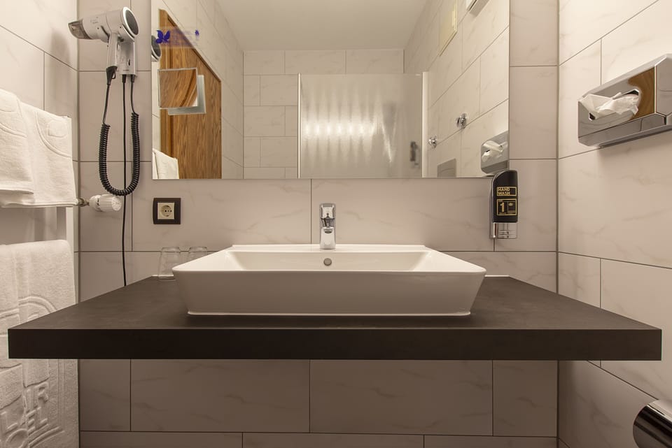 Double Room, Balcony | Bathroom | Free toiletries, hair dryer, towels