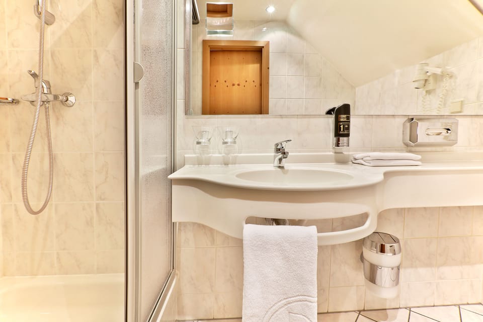 Single Room | Bathroom | Free toiletries, hair dryer, towels