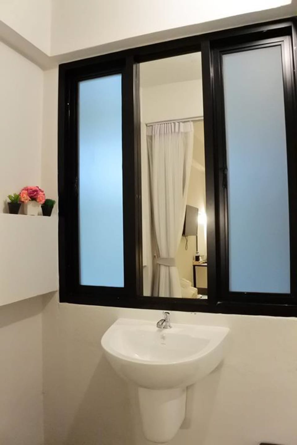 Shower, free toiletries, slippers, bidet