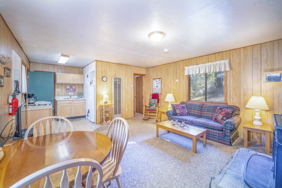 Teddy Bear Cabin | Living area | 50-inch TV with satellite channels, streaming services