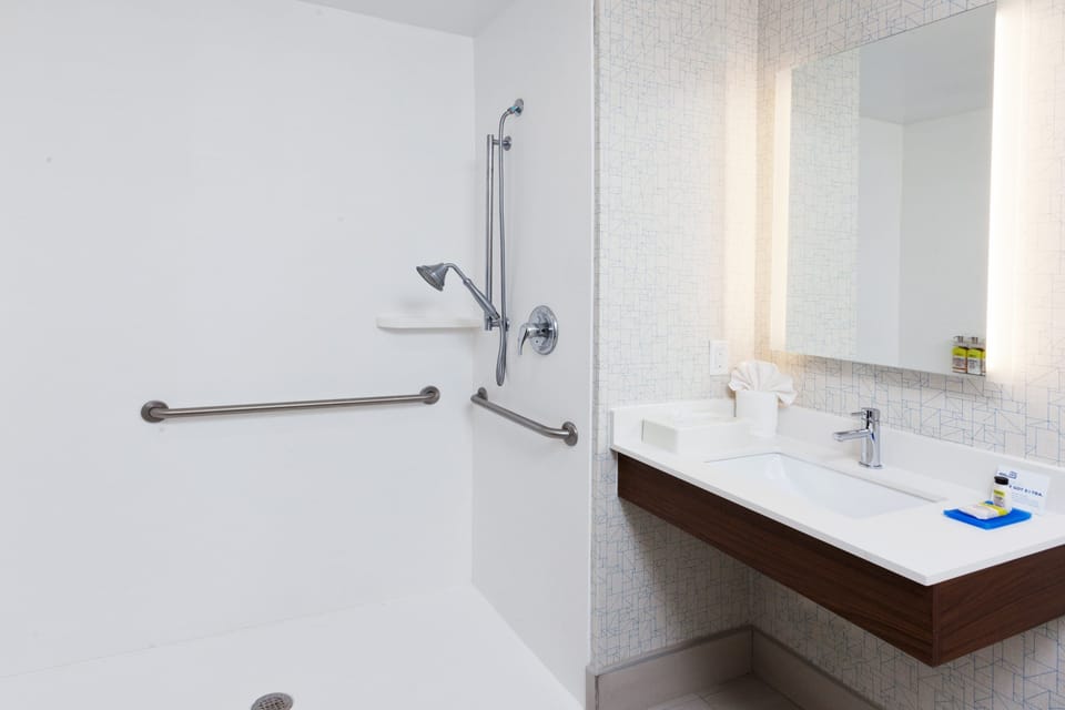 Standard Room, 2 Queen Beds, Accessible (Mobil Roll Shwr) | Bathroom | Free toiletries, hair dryer, towels, soap