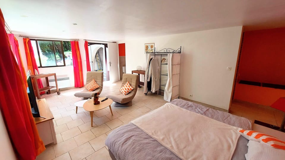 Comfort Suite, Private Bathroom | Lounge