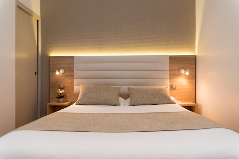 Comfort Double Room | In-room safe, desk, blackout drapes, soundproofing