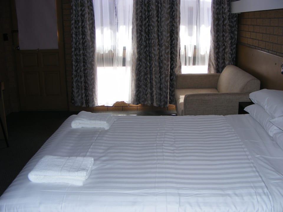 Queen Room | Desk, free WiFi, bed sheets, wheelchair access