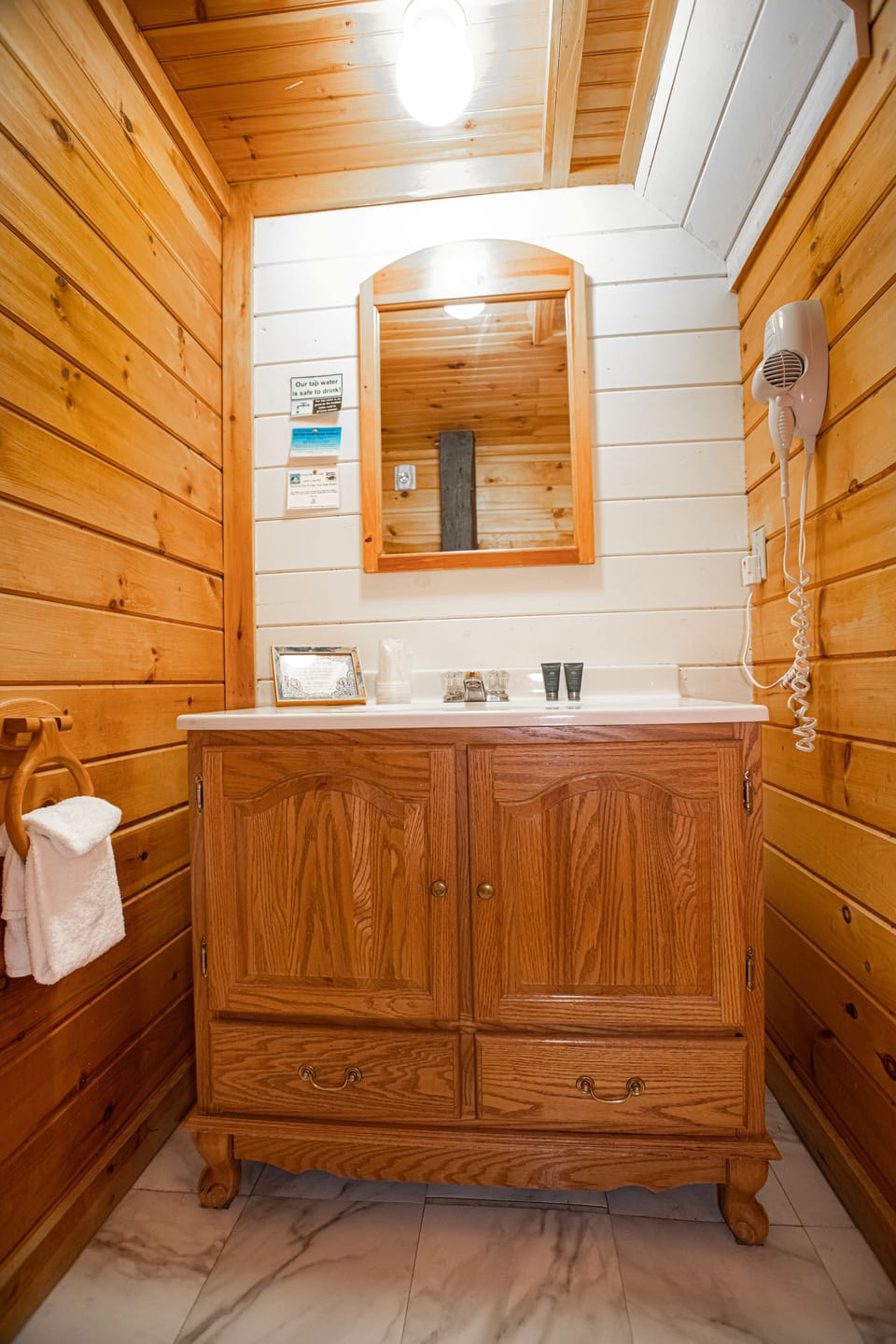 First Floor Garden View Queen Room | Bathroom | Free toiletries, hair dryer, towels, soap