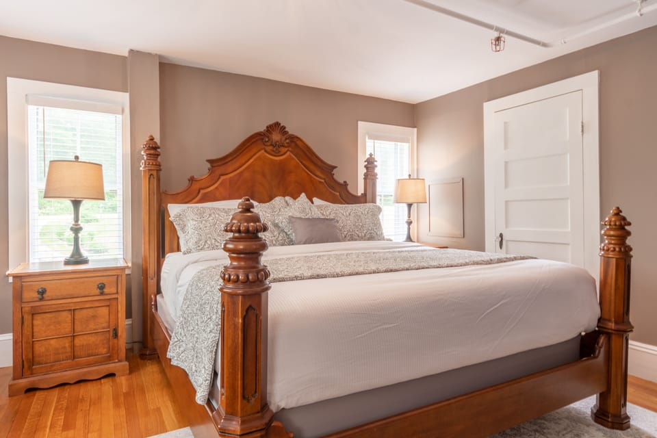 Classic Room, 1 King Bed, Non Smoking | Individually decorated, individually furnished, free WiFi, bed sheets