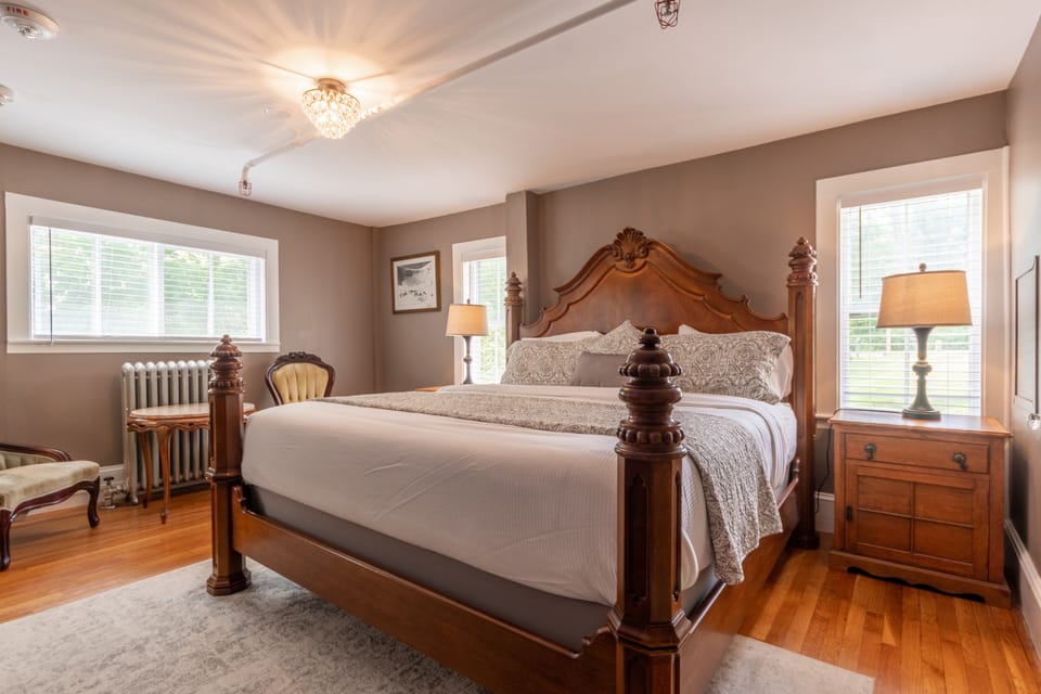 Classic Room, 1 King Bed, Non Smoking | Individually decorated, individually furnished, free WiFi, bed sheets