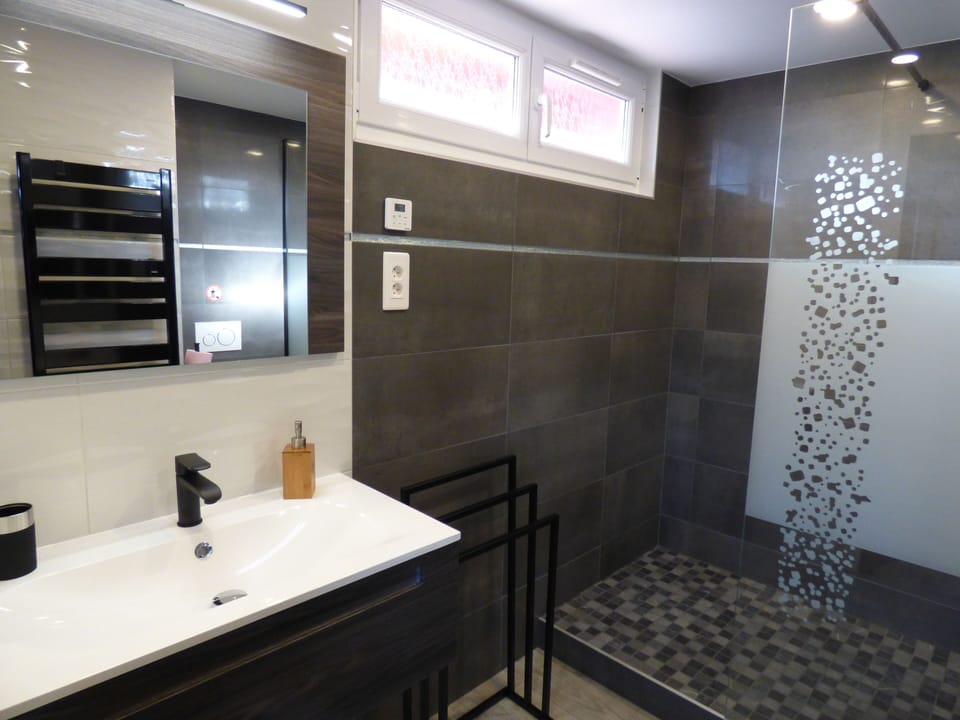 Superior Double Room ( Léa) | Bathroom | Shower, free toiletries, hair dryer, towels