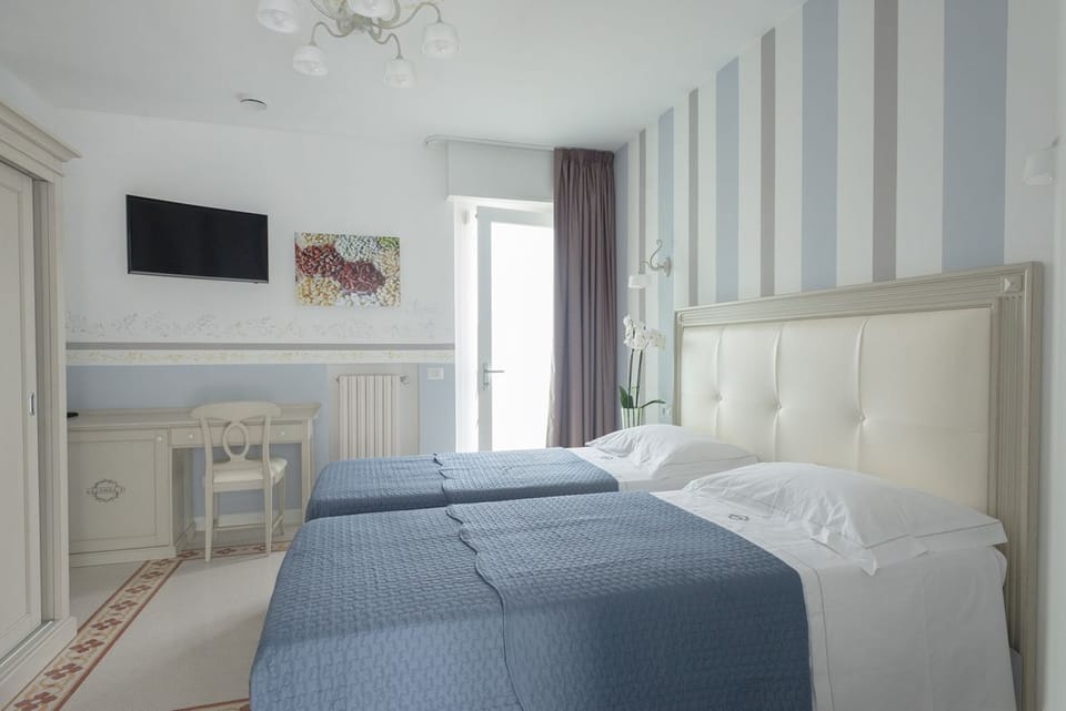 Frette Italian sheets, premium bedding, pillowtop beds, minibar