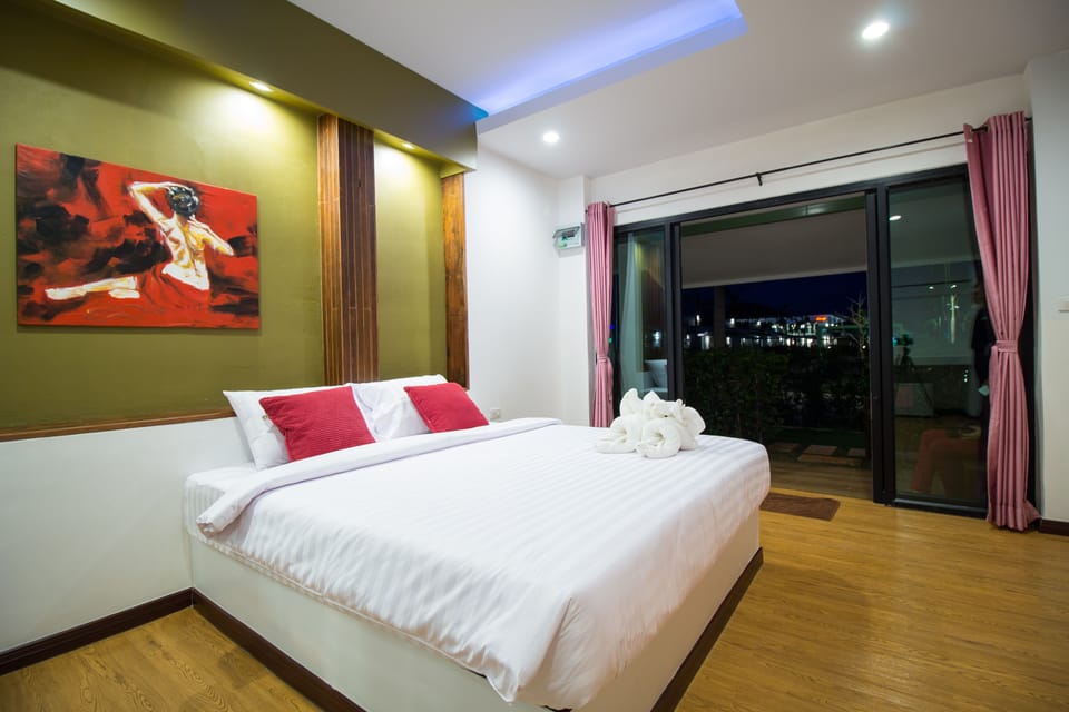 Guest House | Minibar, rollaway beds (surcharge), WiFi (free), bed sheets