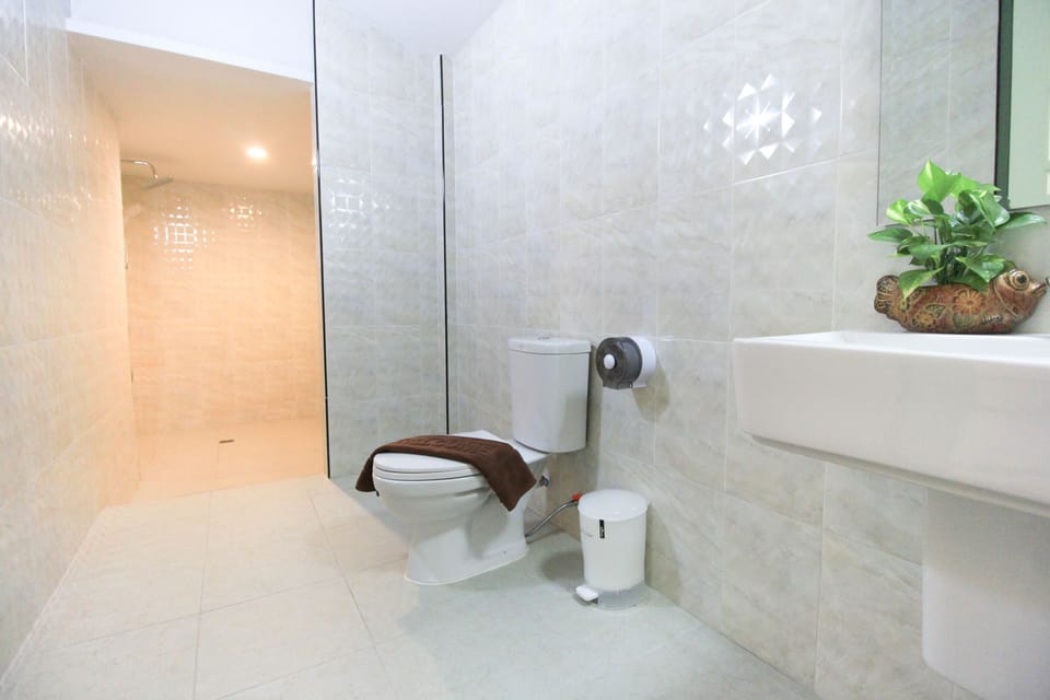 Villa Garden | Bathroom | Shower, rainfall showerhead, free toiletries, hair dryer