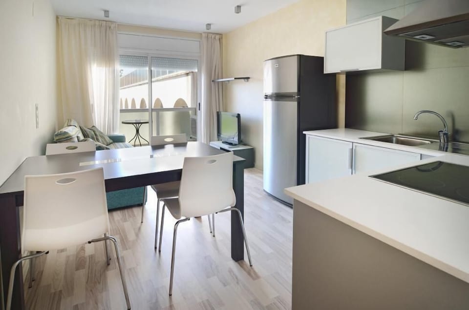 Full-size fridge, microwave, oven, stovetop