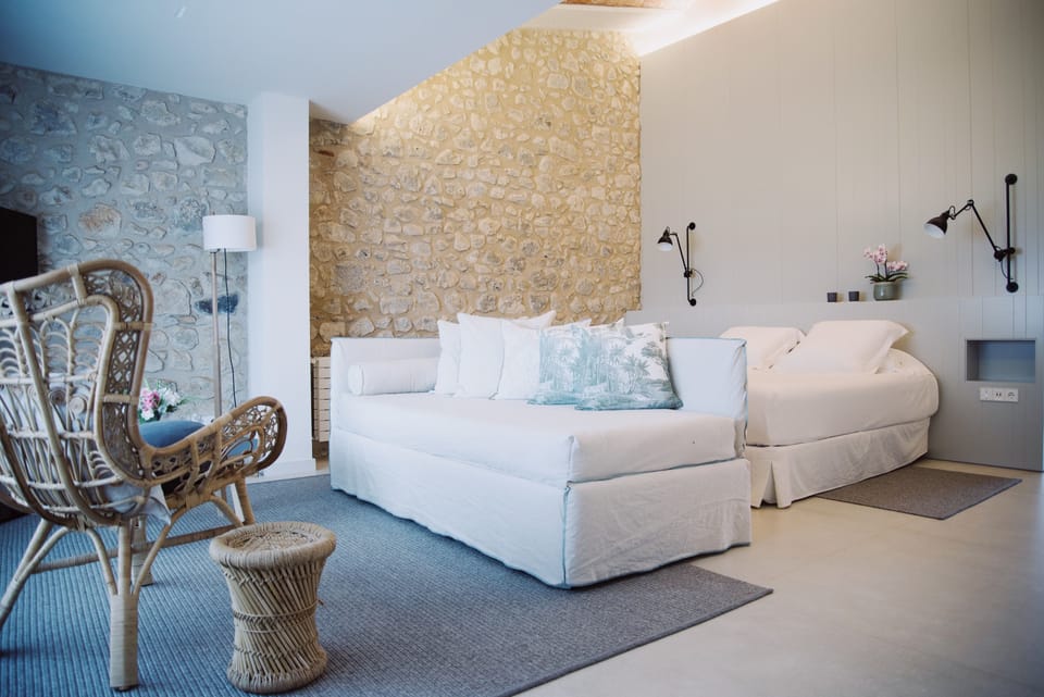 Deluxe Suite | In-room safe, WiFi (free), individually decorated