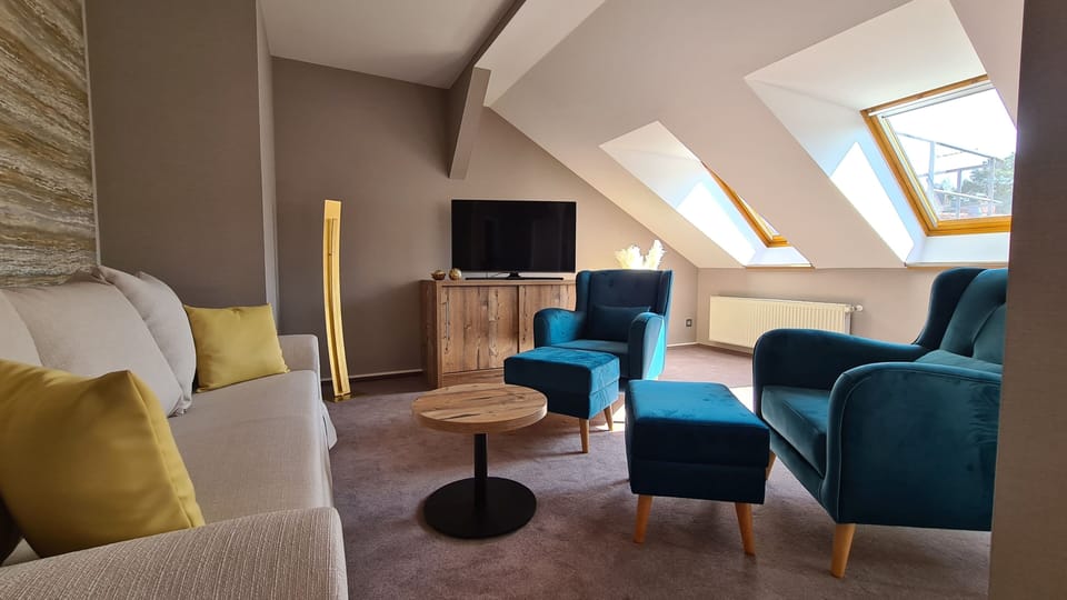 Apartment | Living area | 81-cm flat-screen TV with satellite channels, TV