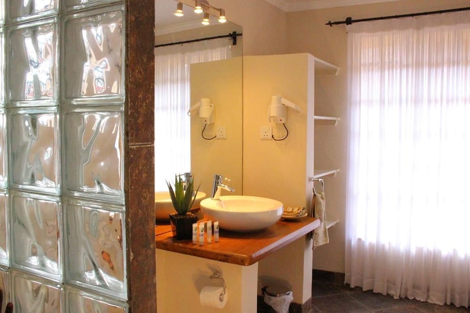 Shower, rainfall showerhead, free toiletries, hair dryer