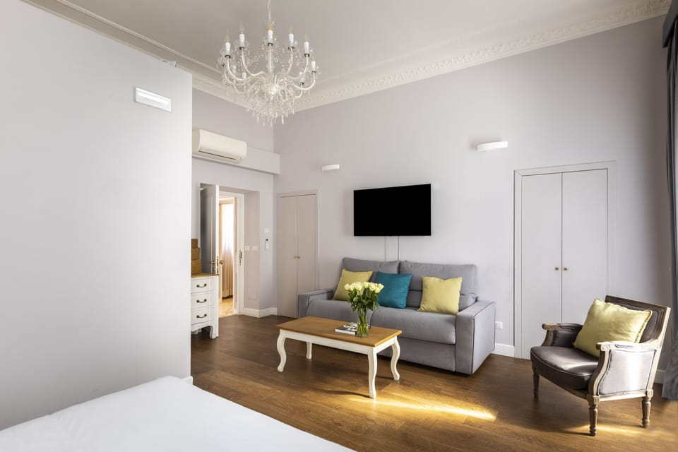 Camera Quadrupla | Blackout drapes, iron/ironing board, free cribs/infant beds, free WiFi