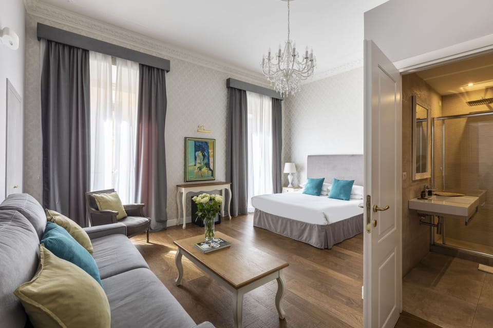 Camera Quadrupla | Blackout drapes, iron/ironing board, free cribs/infant beds, free WiFi