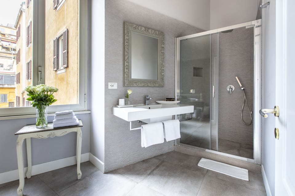 Camera King | Bathroom | Shower, free toiletries, hair dryer, bidet
