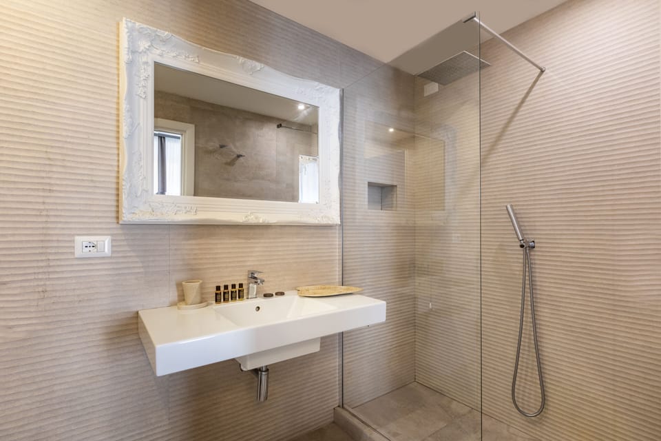 Camera Quadrupla | Bathroom | Shower, free toiletries, hair dryer, bidet