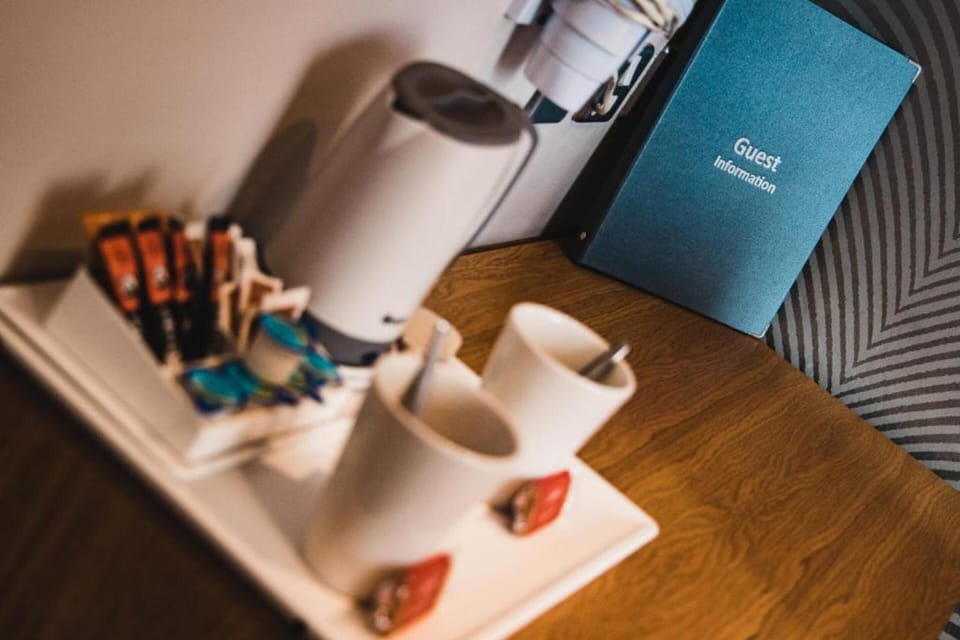 Iron/ironing board, bed sheets