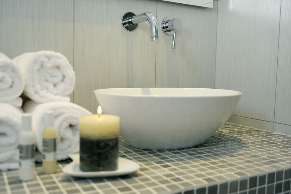 Basic Double or Twin Room | Bathroom sink