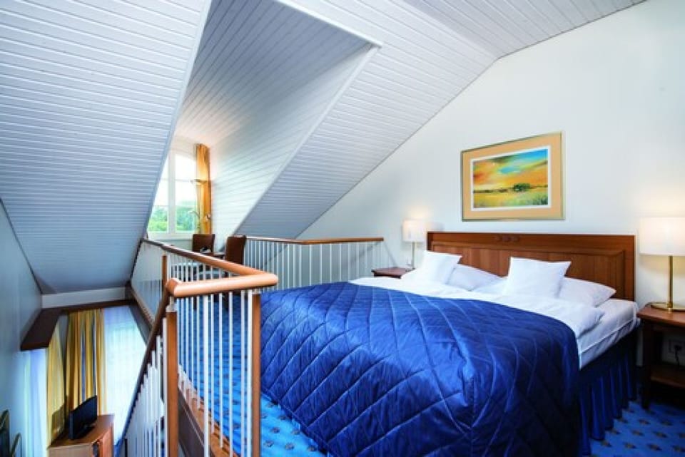 Junior Suite Sea Side | Hypo-allergenic bedding available, minibar, in-room safe