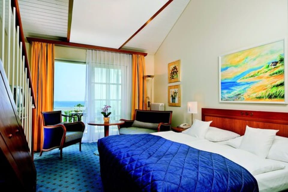 Hypo-allergenic bedding available, minibar, in-room safe