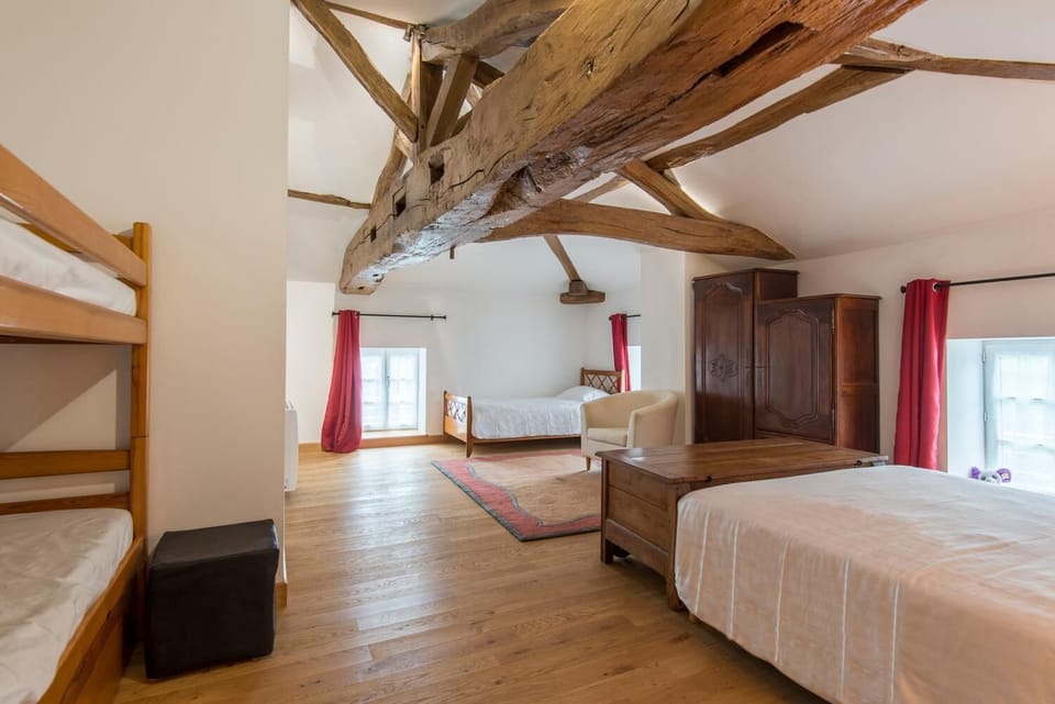 Family Room (Le Dortoir des Vendangeurs) | Premium bedding, memory foam beds, desk, soundproofing