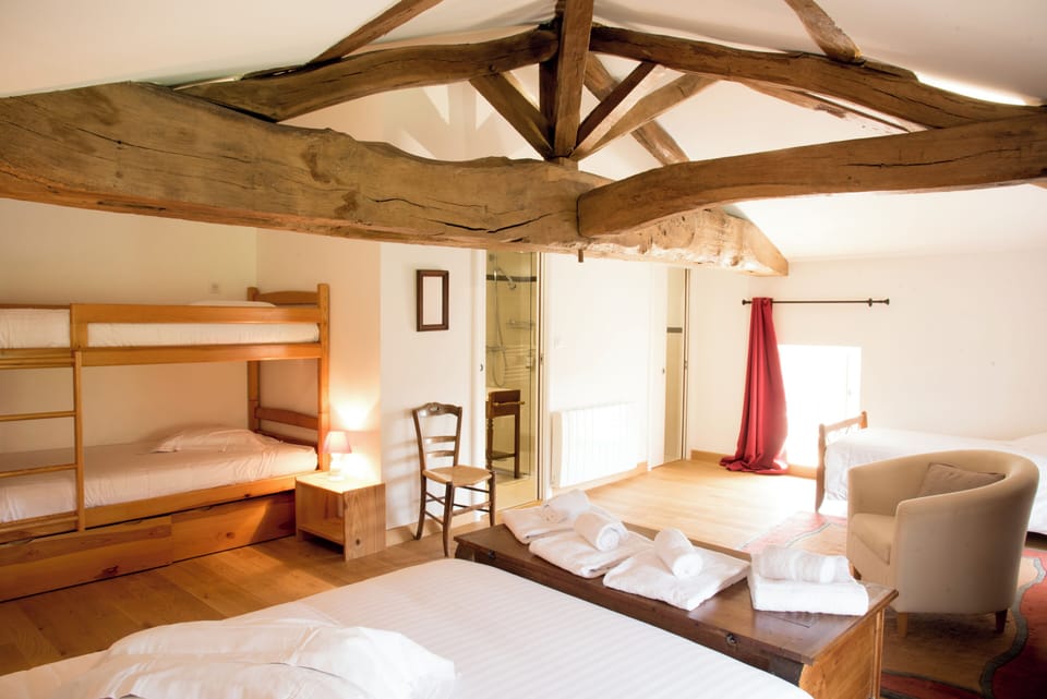 Family Room (Le Dortoir des Vendangeurs) | Premium bedding, memory foam beds, desk, soundproofing