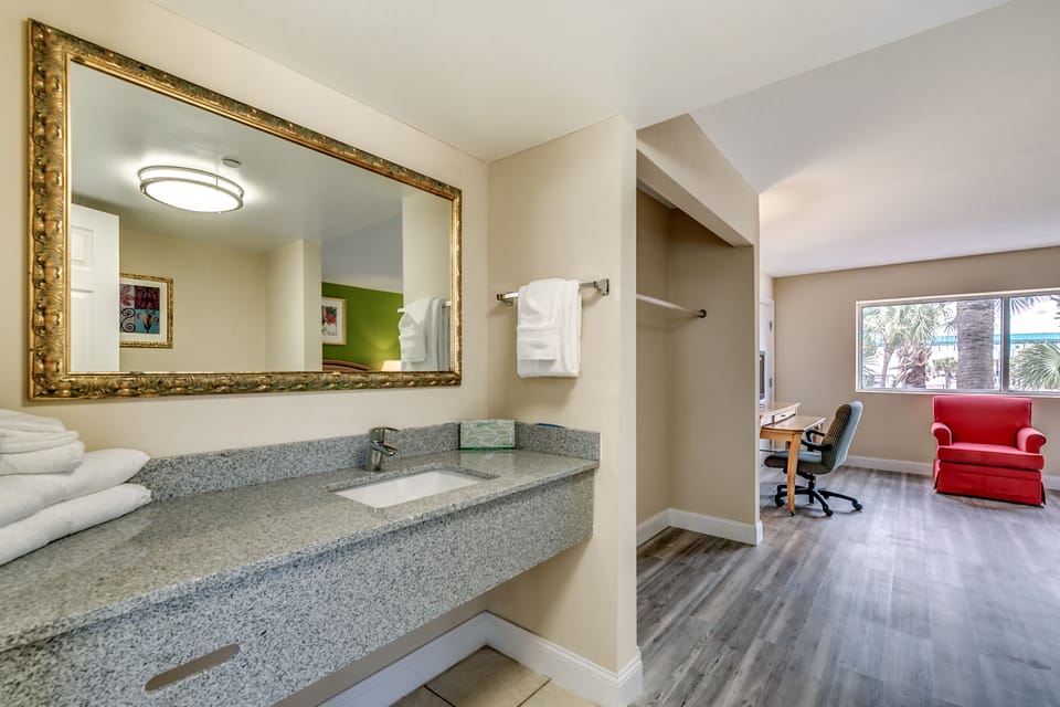 Deluxe Suite, 2 Bedrooms | Bathroom | Shower, free toiletries, towels