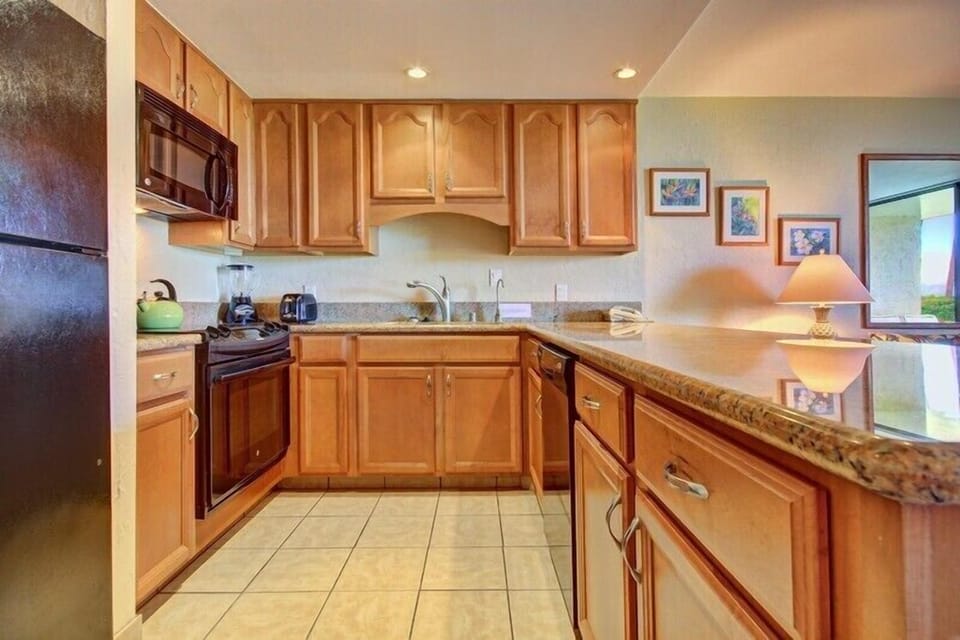 Condo, 1 Bedroom | Private kitchen | Fridge, microwave, oven, coffee/tea maker