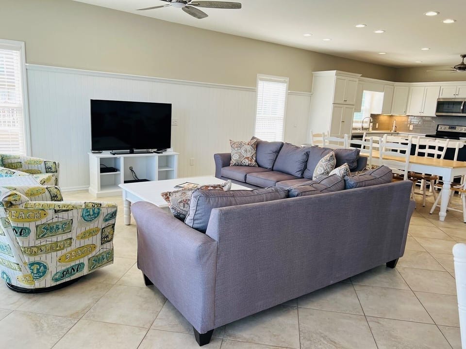 House, 5 Bedrooms | Living area | TV, DVD player
