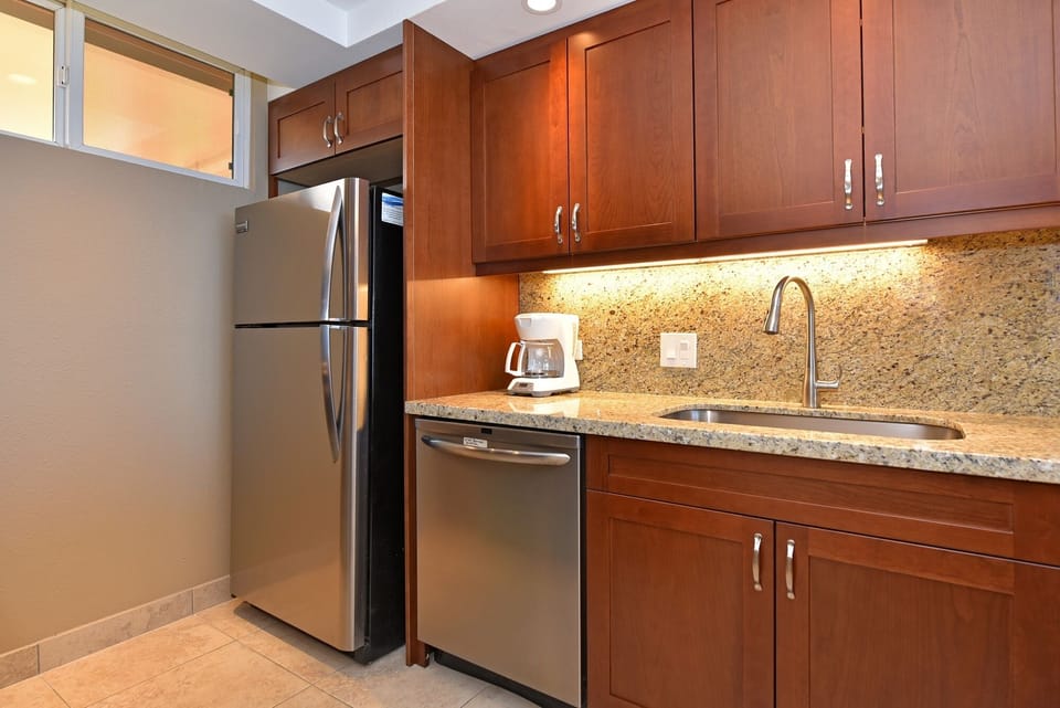Condo, 1 Bedroom | Private kitchen | Fridge, microwave, oven, coffee/tea maker