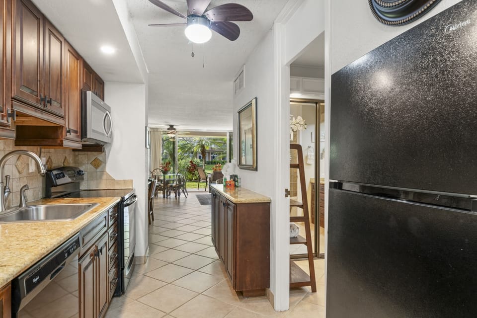 Studio | Private kitchen | Microwave, coffee/tea maker, toaster