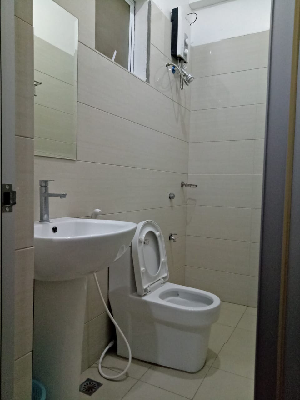 Shower, free toiletries, slippers, bidet