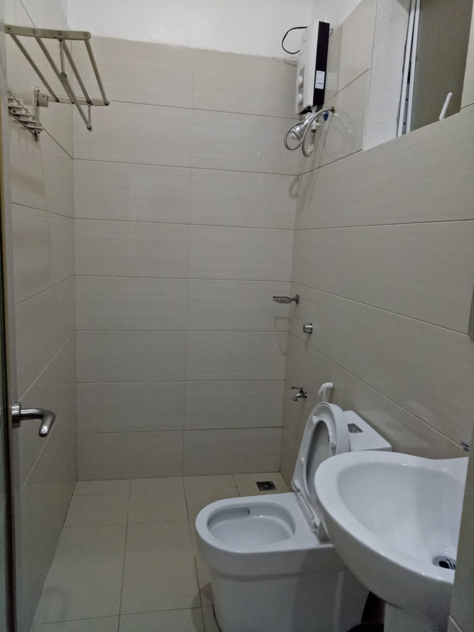 Shower, free toiletries, slippers, bidet